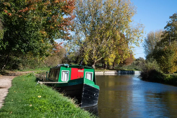 Lea nehri üzerindeki köprüde, Enfield Lock ve Waltham Cross 'un yanında. Sakin su ve doğal çevre.