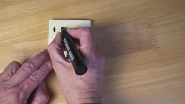 Yellow Post it 'e I Love You X' i yazan eller. Kapat.