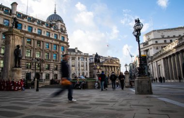 Londra 'daki Royal Exchange basamaklarından panoramik manzara, tarihi finans bölgesinde savaş anıtı, Bank of England ve Mansion House yer alıyor..