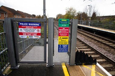 İzinsiz giriş uyarısı ve güvenlik uyarısı da dahil olmak üzere birden fazla demiryolu platformu güvenliği ve güvenlik uyarısı.