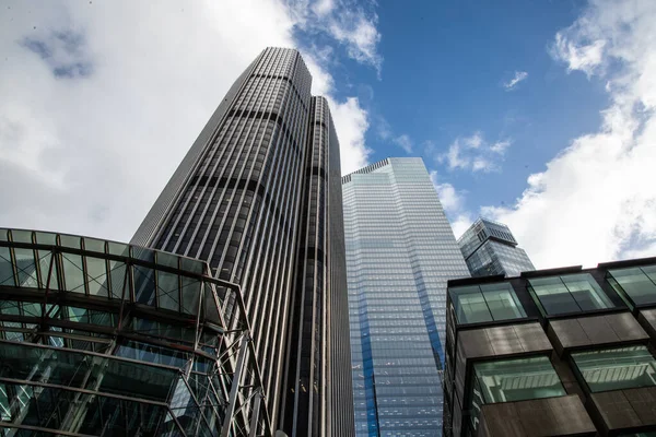 Old Broad Caddesi, Londra 'dan 42. Kule' ye bakıyorum. Finans bölgesinin göbeğindeki ikonik gökdeleni gösteriyorum..