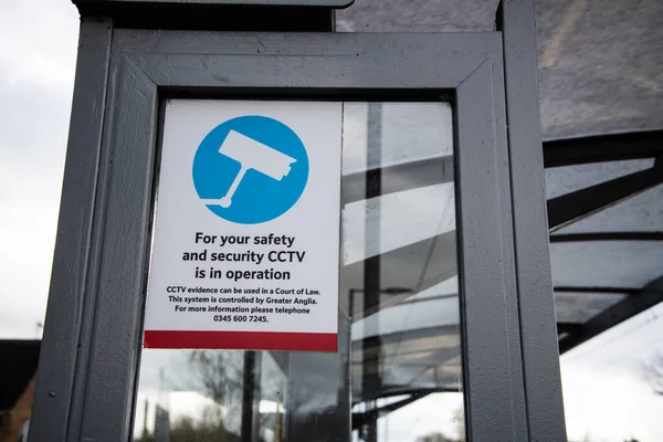 Demiryolu platformunda güvenlik ve güvenlik için gözetleme yapıldığını bildiren bir CCTV uyarı levhası..