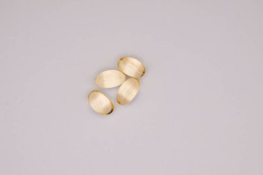 Beyaz bir zemin üzerinde E vitamini tabletlerinin yakın plan fotoğrafı, sağlık, beslenme, sağlık, takviye ve sağlık kavramlarını temsil ediyor.