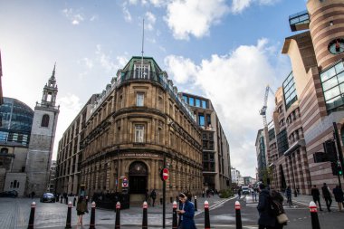 Kraliçe Victoria Caddesi 'ndeki Londra Sulh Mahkemesi' nin dış görünüşü binaların mimarisini ve resmi tabelalarını gösteriyor..