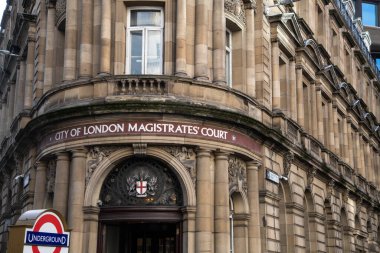 Kraliçe Victoria Caddesi 'ndeki Londra Sulh Mahkemesi' nin dış görünüşü binaların mimarisini ve resmi tabelalarını gösteriyor..