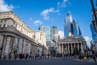 İngiltere Bankası ve Kraliyet Borsası 'nın, modern Londra şehrinin gökdelenleri arkasında yükselen tarihi ve çağdaş mimariyi birlikte yakaladığı görüntüsü..