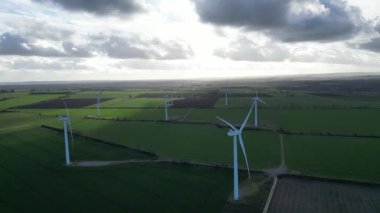 Biggleswade, İngiltere 'deki rüzgar türbinlerinin insansız hava görüntüleri temiz enerji, yenilenebilir enerji ve kırsal alan gösteriyor..