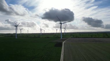 Biggleswade, İngiltere 'deki rüzgar türbinlerinin insansız hava görüntüleri temiz enerji, yenilenebilir enerji ve kırsal alan gösteriyor..