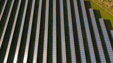 Güneşli bir günde Cressing, Essex, İngiltere 'de fotovoltaik paneller ve yenilenebilir enerji üretimini gösteren büyük bir güneş çiftliğinin insansız hava aracı fotoğrafı..