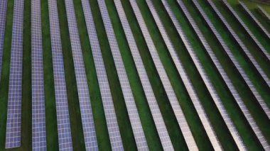 Güneşli bir günde Cressing Essex 'teki güneş çiftliğinin hava görüntüsü yenilenebilir enerji