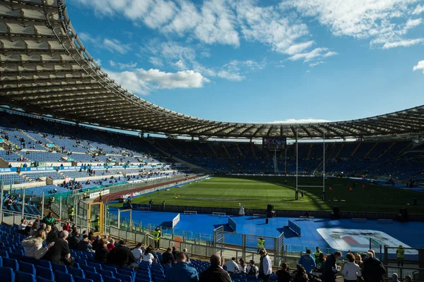 Roma 'daki Olimpico Stadyumu' nda toplanan kalabalık, İngiltere ile İtalya arasında oynanan ragbi maçı öncesinde, maç öncesi atmosferi gösteriyor..