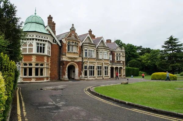 Bletchley Park 'taki ana binanın önü. Tarihi İngiliz şifre kırma merkezi ve modern bilgisayarın doğduğu yer..