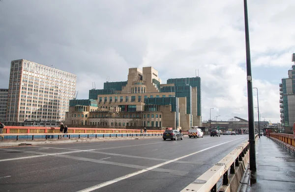 Londra 'daki Vauxhall Cross' ta MI6 olarak da bilinen Gizli İstihbarat Merkezi 'nin dış görünüşü, önemli bir İngiliz hükümeti ve istihbarat binası..