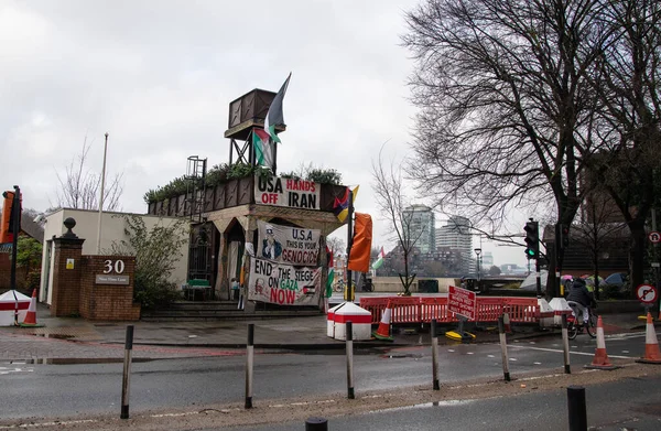 Dokuz Elm, Londra 'daki ABD Büyükelçiliği karşısında gösterilen pankart ve bayraklarla siyasi aktivizm ve uluslararası çatışmaları vurgulayan statik Filistin yanlısı protestolar.