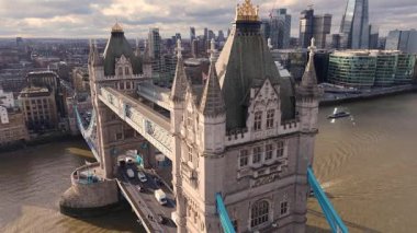 Thames Nehri 'ni kaplayan Kule Köprüsü' nün hava aracı görüntüleri. Londra 'nın tarihi yapısını ve şehrin ufuk çizgisini gösteren sembolik bir simge..