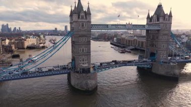 Thames Nehri 'ni kaplayan Kule Köprüsü' nün hava aracı görüntüleri. Londra 'nın tarihi yapısını ve şehrin ufuk çizgisini gösteren sembolik bir simge..