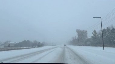 Snowfall 'da Karlı Yol' da Araba Sürme. Kış Hava Durumu Otoyolu Yolculuğu