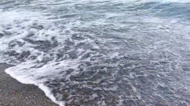 Spring Lake Michigan Sandy Shore with Small Waves and Rocks Tilt to Blue Sky in Chicago Illinois Vlog 'lar, doğa belgeselleri, meditasyon videoları, zihinsel sağlık projeleri ve arka plan görselleri, özgürlük ve sükunet için ideal. 4K