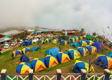 Phu Hin Rong Kla Ulusal Parkı 'nda kamp çadırı, Phu Thap Ber' de kamp.