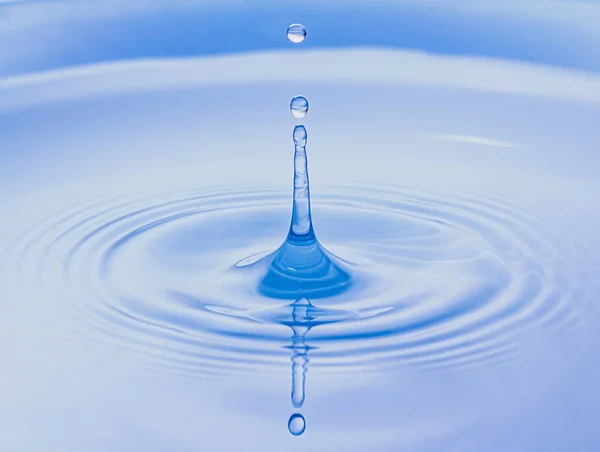 Waterdruppel Gereflecteerd Uit Het Oppervlak Waarop Cirkels Beautifu Vormen — Stockfoto