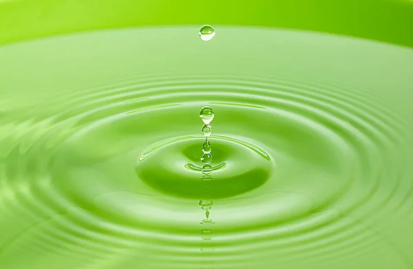 绿色水波和清洁饮用水的气泡 — 图库照片