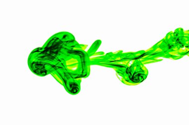 Sudaki yeşil damla, hareket halindeyken fotoğraflandı. Suda dönen mürekkep..