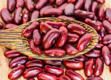 Beyaz arka planda güzel kırmızı fasulye fotoğrafları.
