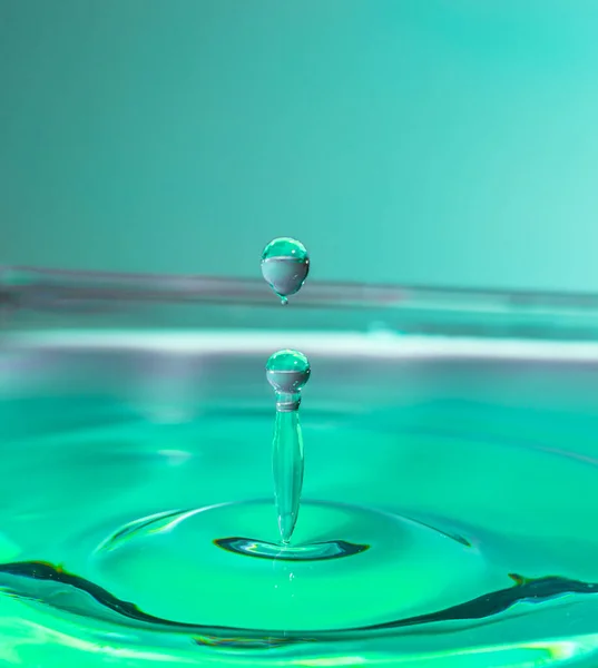 Vattendroppe Reflekteras Från Ytan Som Bildar Cirklar Vacker — Stockfoto