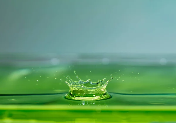 Waterdruppel Gereflecteerd Van Het Oppervlak Waarop Mooie Cirkels Vormen — Stockfoto