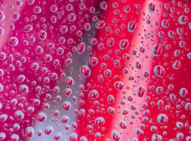 Su damlası yüzeyden yansıyarak güzel daireler çizer.