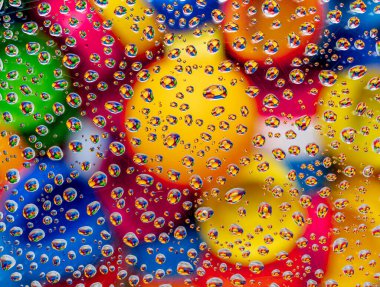 Su damlası yüzeyden yansıyarak güzel daireler çizer.