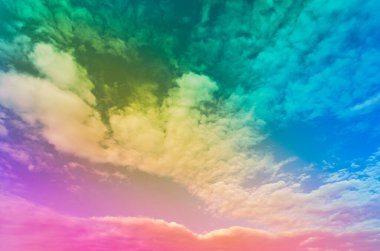 Mavi arka planda beyaz bulutlar güzel