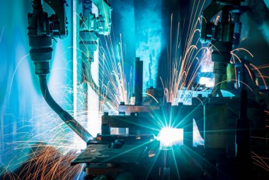 Otomobil parçaları fabrikasındaki robot kaynaklarının hareketi..