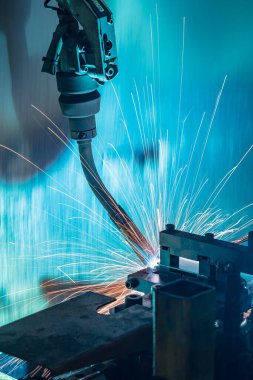 Otomobil parçaları fabrikasındaki robot kaynaklarının hareketi..