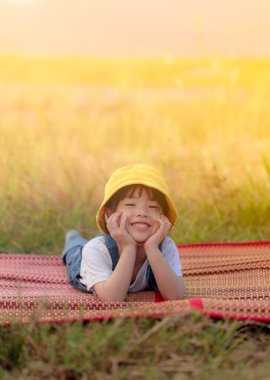 Sahada yalnız oynamayı seven mutlu bir kız.