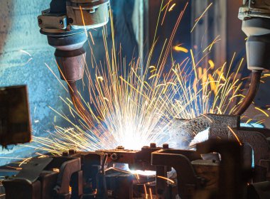 Kaynak robotları otomotiv parçaları endüstrisindeki hareketi temsil ediyor