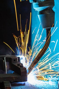 Otomobil parçaları fabrikasındaki robot kaynaklarının hareketi..