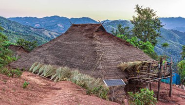 Tepe kabilesi köyü Tayland 'da çimlerle kaplandı.