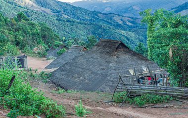 Tepe kabilesi köyü Tayland 'da çimlerle kaplandı.