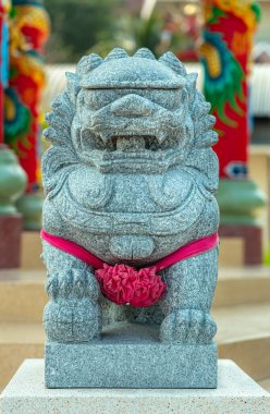 Tapınağın önünde güzel oyulmuş taş aslanlar.