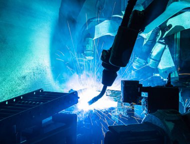 Bir otomobil fabrikasında kaynak yapan robotlar, otomobil parçaları endüstrisi.