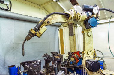 Üretim hattı imalat fabrikasında endüstriyel kaynak robotları.