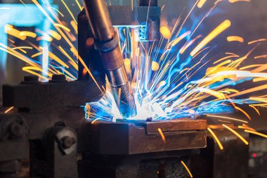 Robot kaynaklama otomotiv fabrikasında kaynak yapıyor.