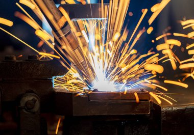 Robot kaynaklama otomotiv fabrikasında kaynak yapıyor.