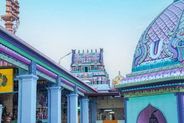 Arka planda renkli kubbeler, sütunlar ve gopuram ile Oppiliappan Tapınağı 'nın Güney Hindistan Tapınağı manzarası, Tamil Nadus Dravidian tapınağının güzelliğini yansıtıyor..