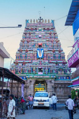 Güney Hindistan tapınağının renkli Rajagopuram manzarası Oppiliappan Tapınağı, Kumbakonam, Tamil Nadu, akşam ışığı altında Dravidian mimarisi ve Hindu heykellerini gösteriyor..