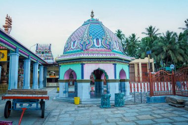  Güney Hindistan tapınağı mimarisi. Kumbakonam, Tamil Nadu 'daki Oppiliappan Tapınağı kompleksi içindeki renkli mandapam, palmiye ağaçları ve geleneksel sergilerle çevrili. 