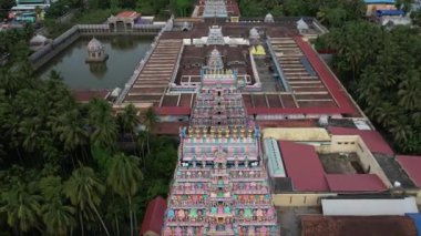 Hindistan 'ın Tamil Nadu kentindeki Vaitheeswaran Koil tapınağı ve kasabası, tarihi mimariyi, yemyeşil manzarayı ve huzurlu köy çevresini gösteriyor..