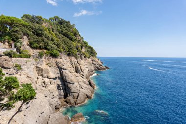 Uçurumları ve berrak suları olan güzel Akdeniz kıyıları