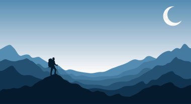 Dağ sırtında duran bir yürüyüşçünün siluetinin sakin ve minimalist düz bir çizimi. Sahnede tek renkli mavi tonlarda parlak hilal şeklinde bir ay ve gece gökyüzünün altında güzel katmanlı dağ sıraları yer alıyor..